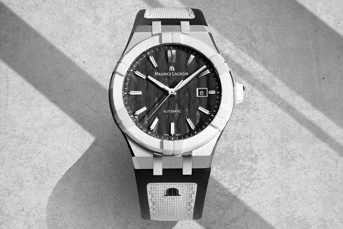 Schwarzweißbild der Maurice Lacroix Aikonic in Weiß vor Hintergrund