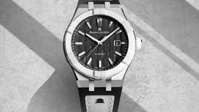 Schwarzweißbild der Maurice Lacroix Aikonic in Weiß vor Hintergrund