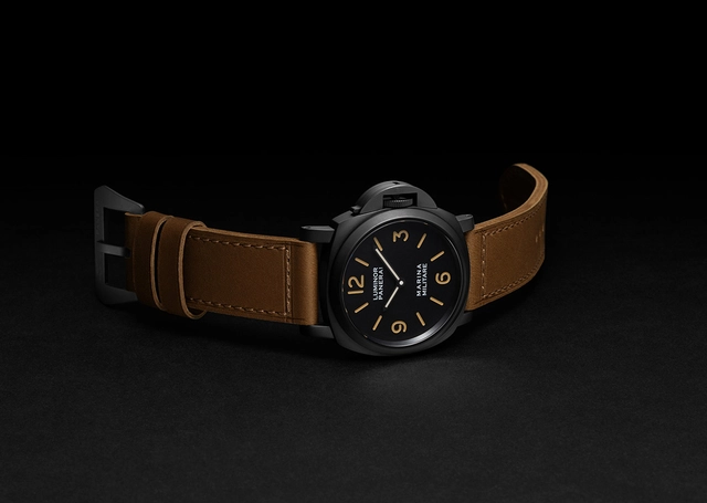 Panerai-Luminor-Marina-Militare-PAM05218 liegend mit Lederband