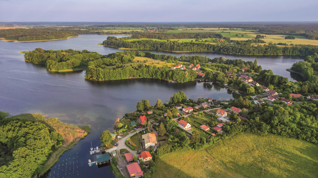 Drohnensicht des Dorfs Carwitz am See