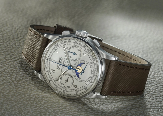 Patek Philippe Ref. 1518 in Stahl liegend vor grauem Hintergrund