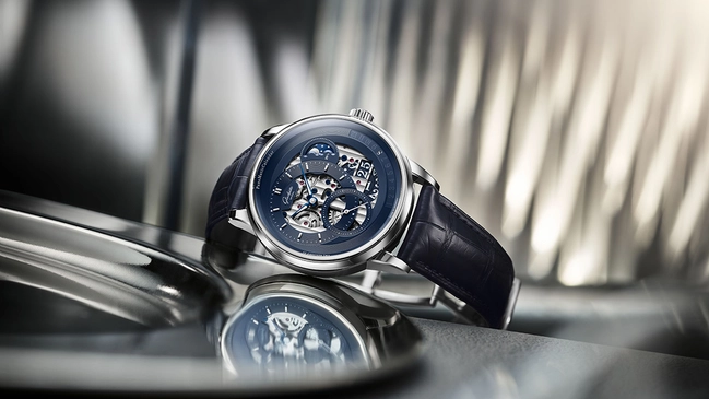 Glashuette Original Panomatic Calendar, Platinuhr liegt auf dem Boden