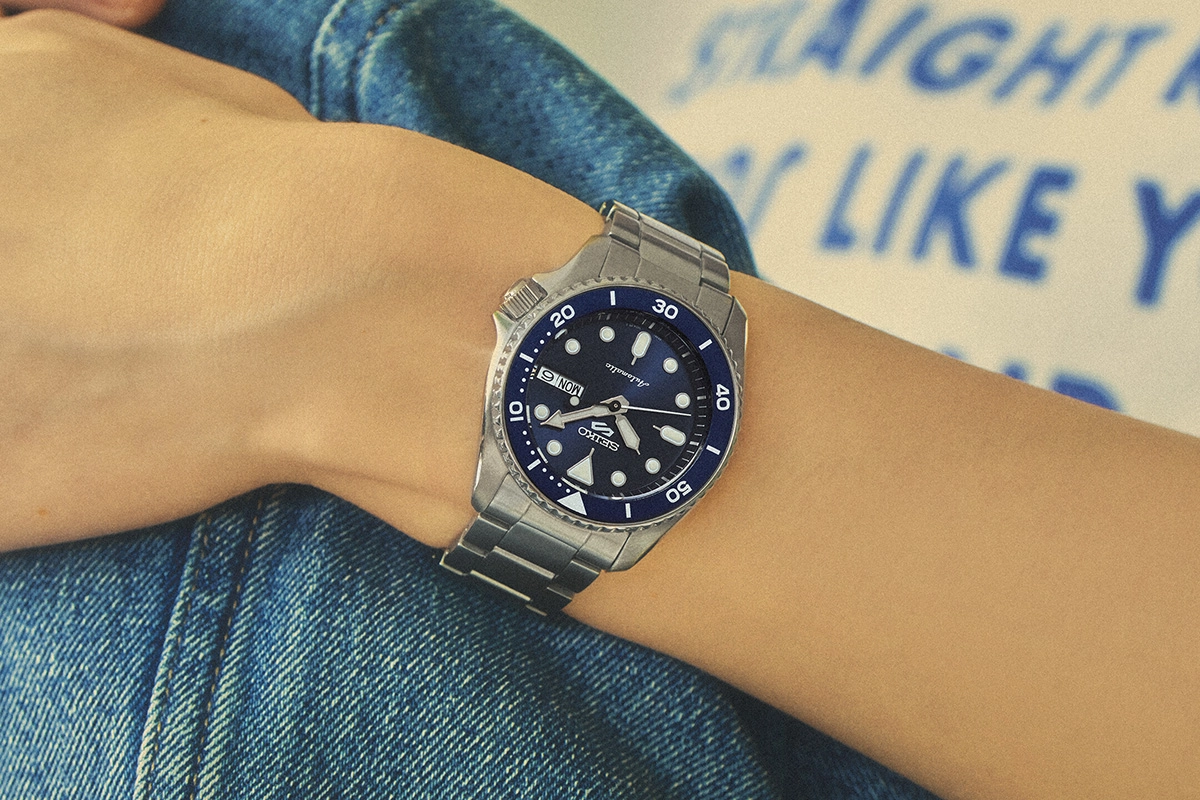 Seiko 5 Sports SKX, Referenz SRPL71 Handgelenk mit Jeans im Hintergrund