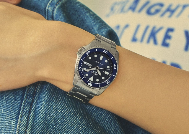 Seiko 5 Sports SKX, Referenz SRPL71 Handgelenk mit Jeans im Hintergrund