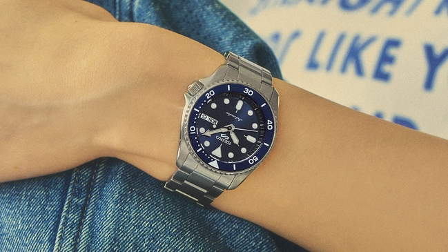 Seiko 5 Sports SKX, Referenz SRPL71 Handgelenk mit Jeans im Hintergrund