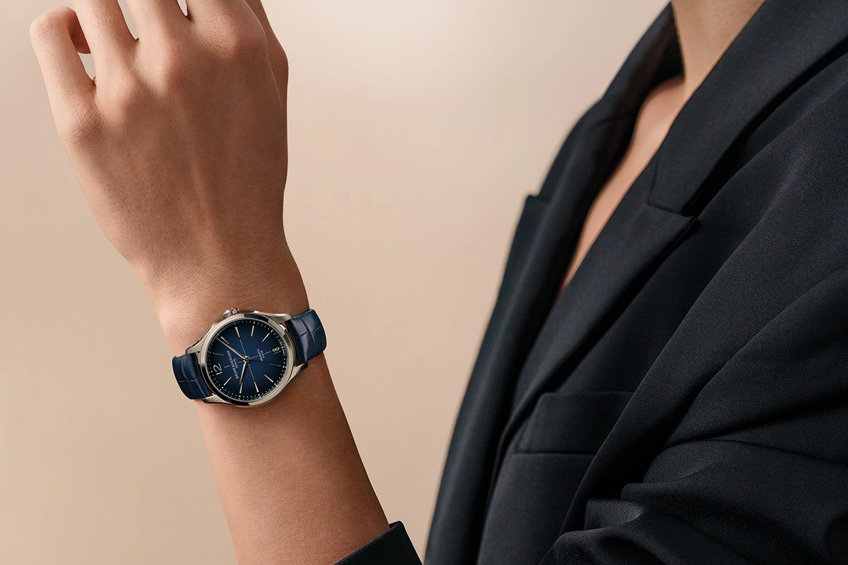 Baume & Mercier Clifton 10833, blaue Uhr am Handgelenk