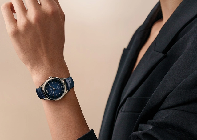 Baume & Mercier Clifton 10833, blaue Uhr am Handgelenk