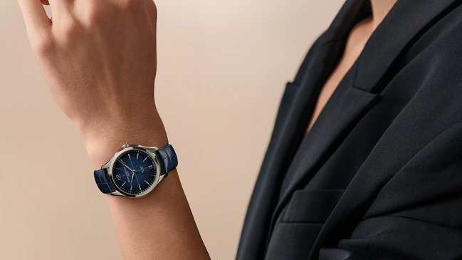 Baume & Mercier Clifton 10833, blaue Uhr am Handgelenk