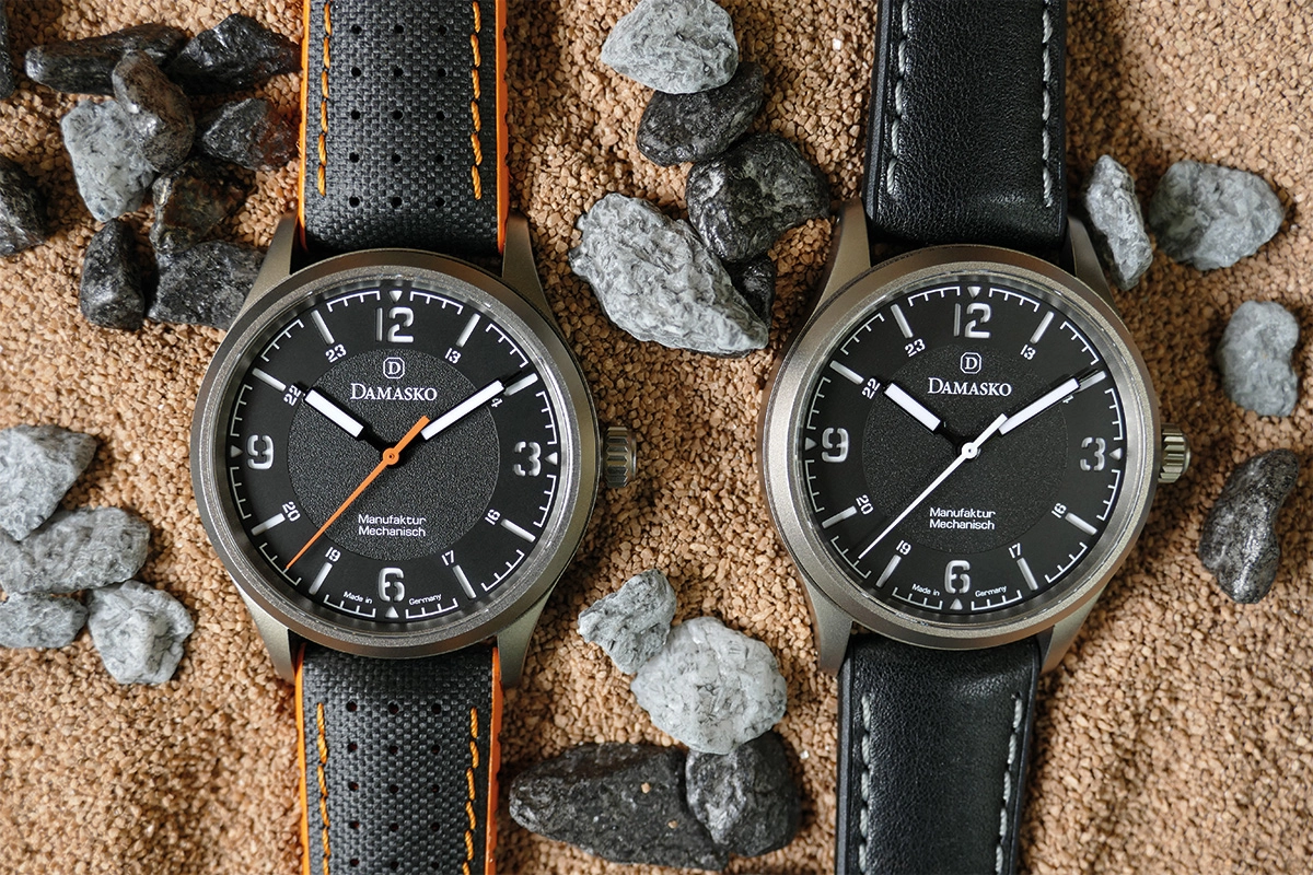 Damasko DF20, zwei Uhren auf sandigem Untergrund