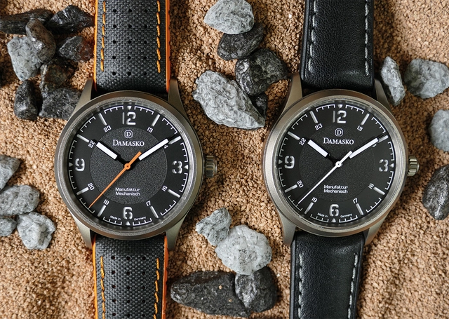 Damasko DF20, zwei Uhren auf sandigem Untergrund