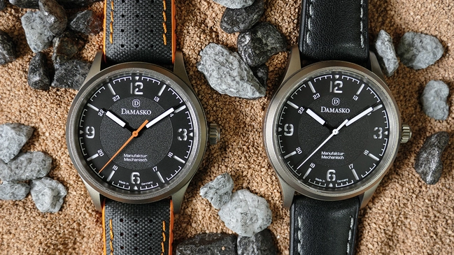 Damasko DF20, zwei Uhren auf sandigem Untergrund