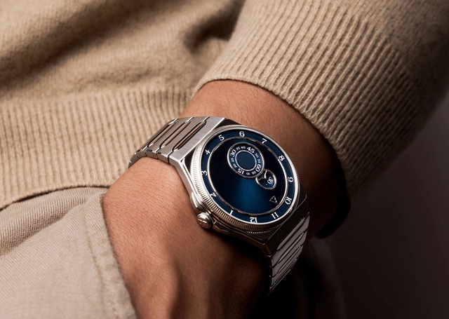 Trilobe Trente-Deux mit blauem Zifferblatt, Wristshot