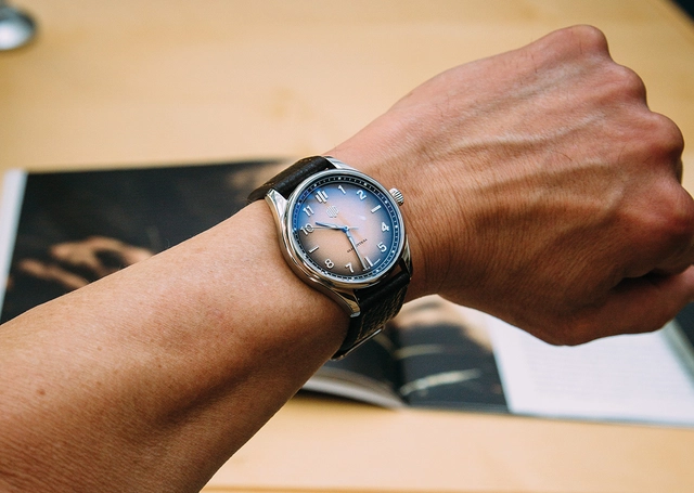 Uhr DUG Purist am Handgelenk 