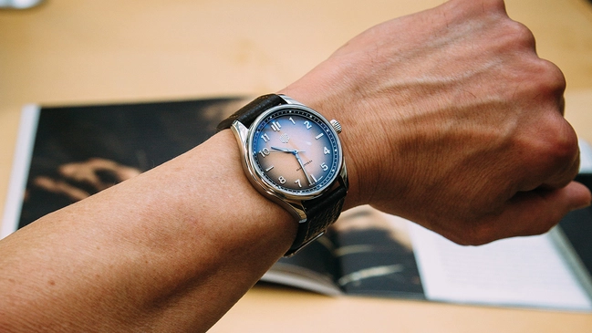 Uhr DUG Purist am Handgelenk 