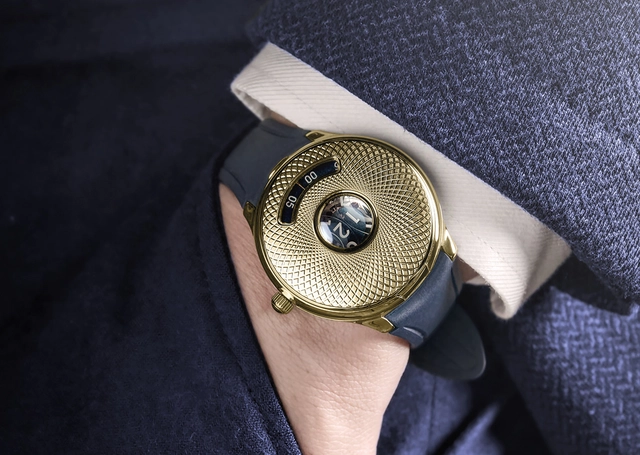 Czapek & Cie Time Jumper mit dem Kaliber 10, goldene Uhr am Handgelenk