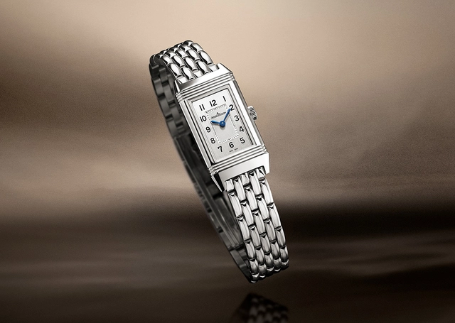 Jaeger-LeCoultre Reverso Classic Monoface Origin, Referenz Q3878120, Uhr mit Stahlband vor braunem Hintergrund