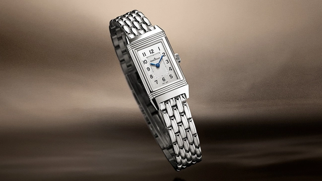 Jaeger-LeCoultre Reverso Classic Monoface Origin, Referenz Q3878120, Uhr mit Stahlband vor braunem Hintergrund