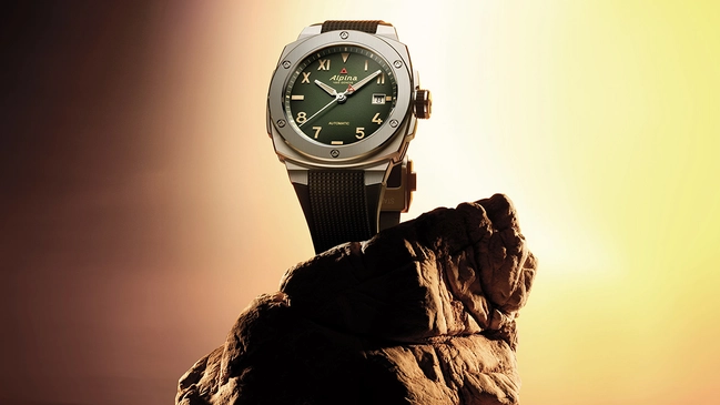 Alpina Alpiner Extreme Automatic California Dial, Uhr mit grünem Zifferblatt auf Felsen