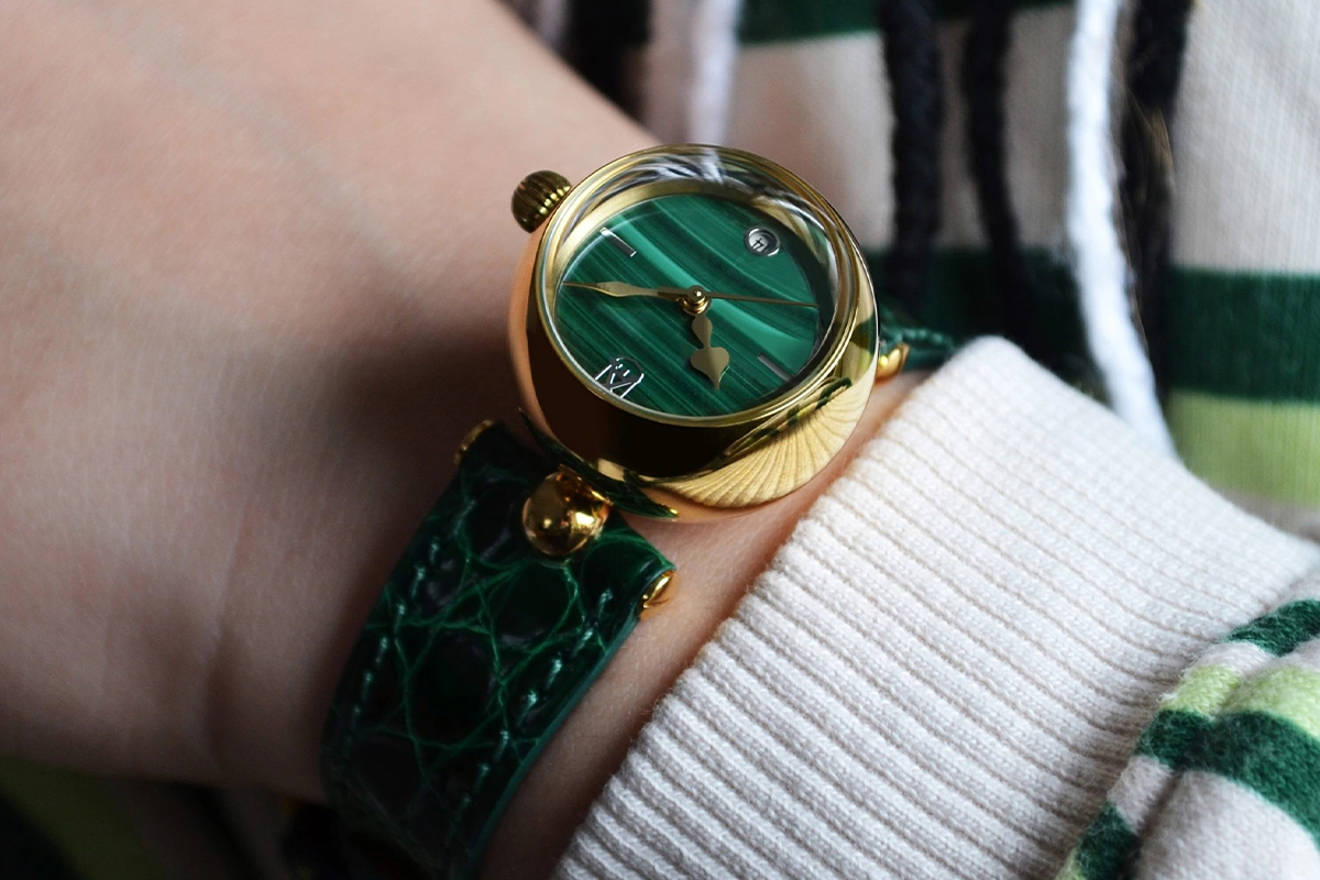 Alexander Shorokhoff, goldene Damenuhr mit Steinblatt