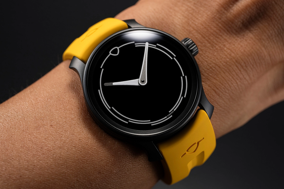 Ming, schwarze Edelstahluhr mit Saphirzifferblatt