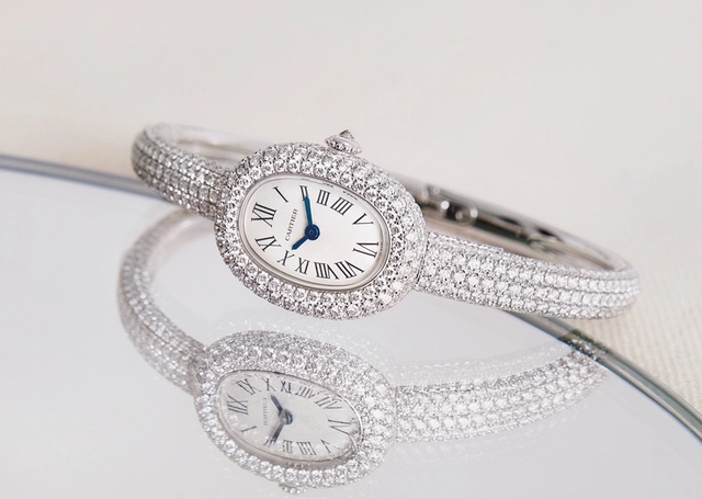 Baignoire de Cartier, Uhr aus rhodiniertem 750er Weißgold, besetzt mit 552 Diamanten im Brillantschliff von insgesamt 5 Karat.