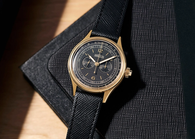 Angelus-Chronographe-Telemetre-Massena-LAB Uhr liegend vor dunklem Hintergrund