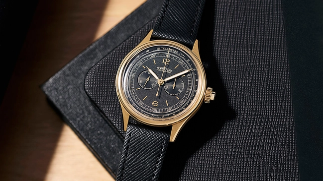 Angelus-Chronographe-Telemetre-Massena-LAB Uhr liegend vor dunklem Hintergrund