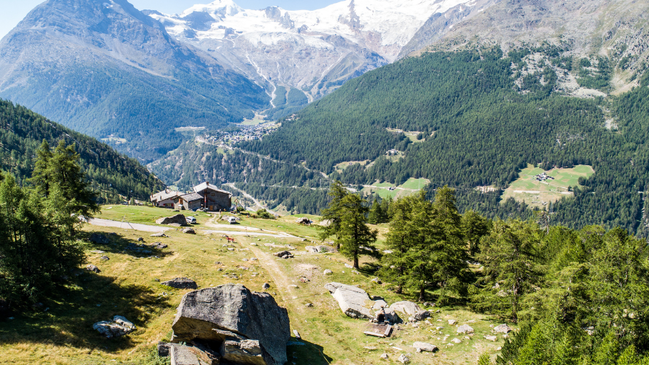 Gewaltiges Bergpanorama mit einem kleinen Trail mit zwei Wanderern im Vordergrund