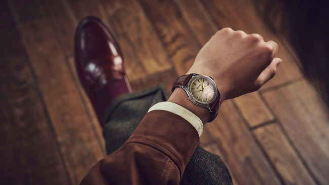 Seiko Presage Classic Series Upcycled Leather Strap Limited Edition, Referenz SPB529 Uhr am Arm, Ansicht mit herbstlichem Anzug und Lederschuhen