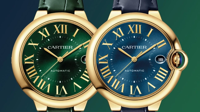 Die Cartier Ballon Bleu aus Gelbgold erscheint mit einem leuchtend grünen oder blauen Zifferblatt (40 mm) mit Sonnenschliff sowie römischen Ziffern im Gelbgold-Finish.
