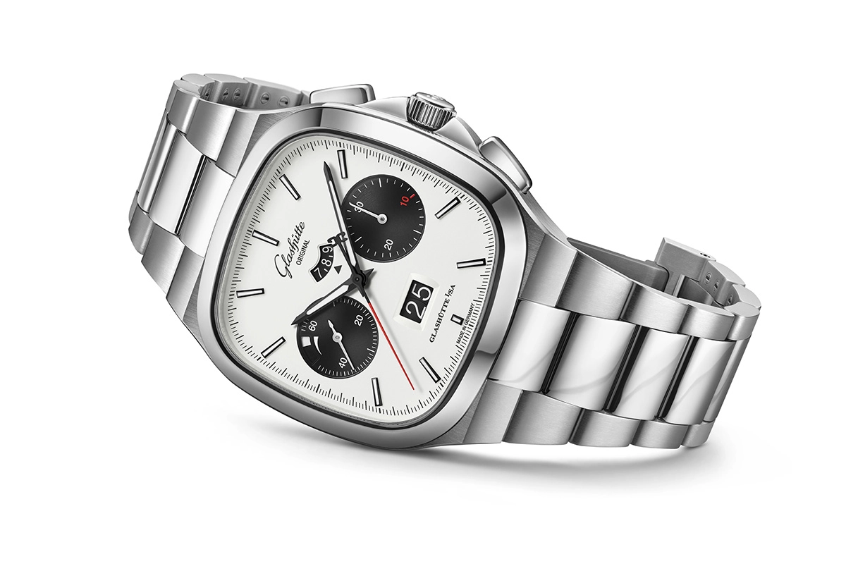 Glashütte Original Seventies ‘X’ Chronograph, liegend vor weißem Hintergrund