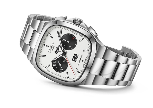 Glashütte Original Seventies ‘X’ Chronograph, liegend vor weißem Hintergrund