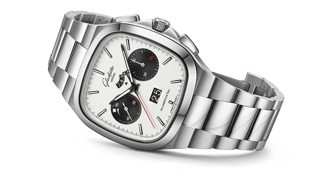 Glashütte Original Seventies ‘X’ Chronograph, liegend vor weißem Hintergrund