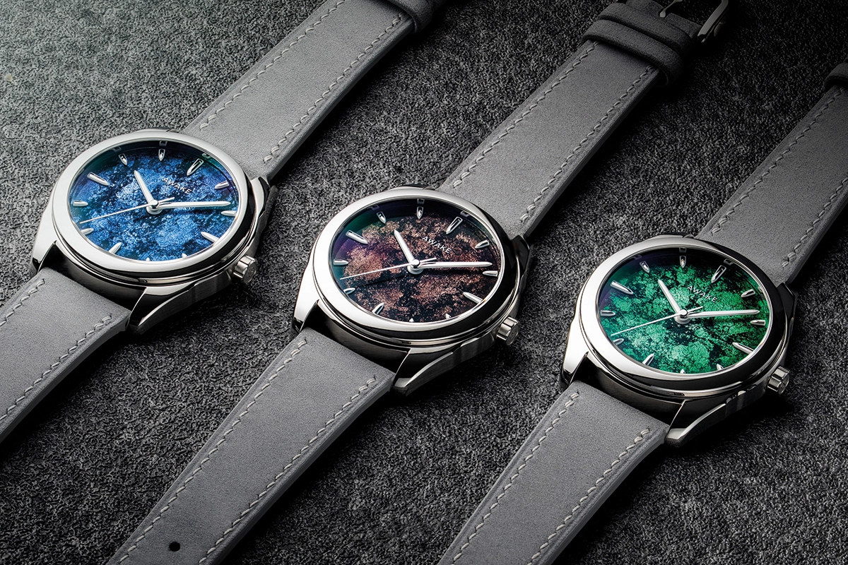 Awake Sơn Mài – Frosted Leaf, drei Uhren mit besonderen Zifferblättern liegend