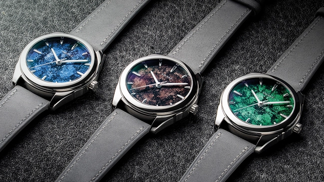 Awake Sơn Mài – Frosted Leaf, drei Uhren mit besonderen Zifferblättern liegend