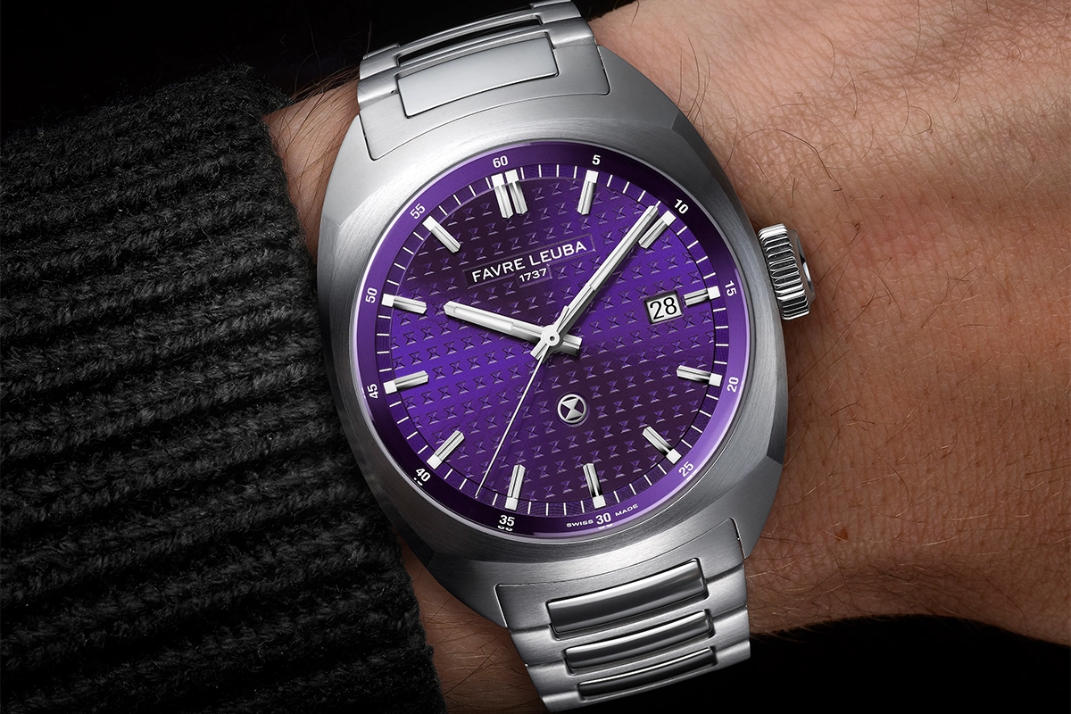 Favre Leuba – Chief Date Royal Purple, Automatikuhr aus Edelstahl mit integriertem Band