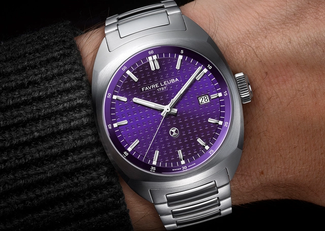 Favre Leuba – Chief Date Royal Purple, Automatikuhr aus Edelstahl mit integriertem Band