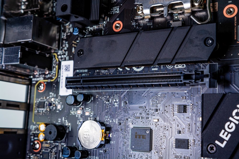 Der Slot für die Grafikkarte und die am Gehäuse entfernten Blenden