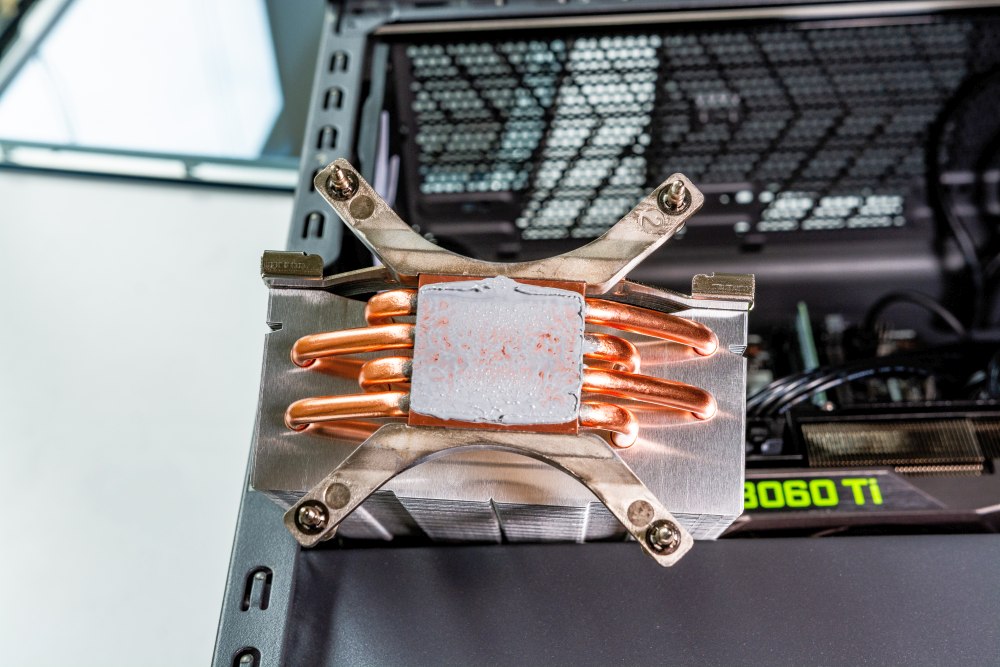 Die Wärmeleitpaste unten am Kühler nicht berühren