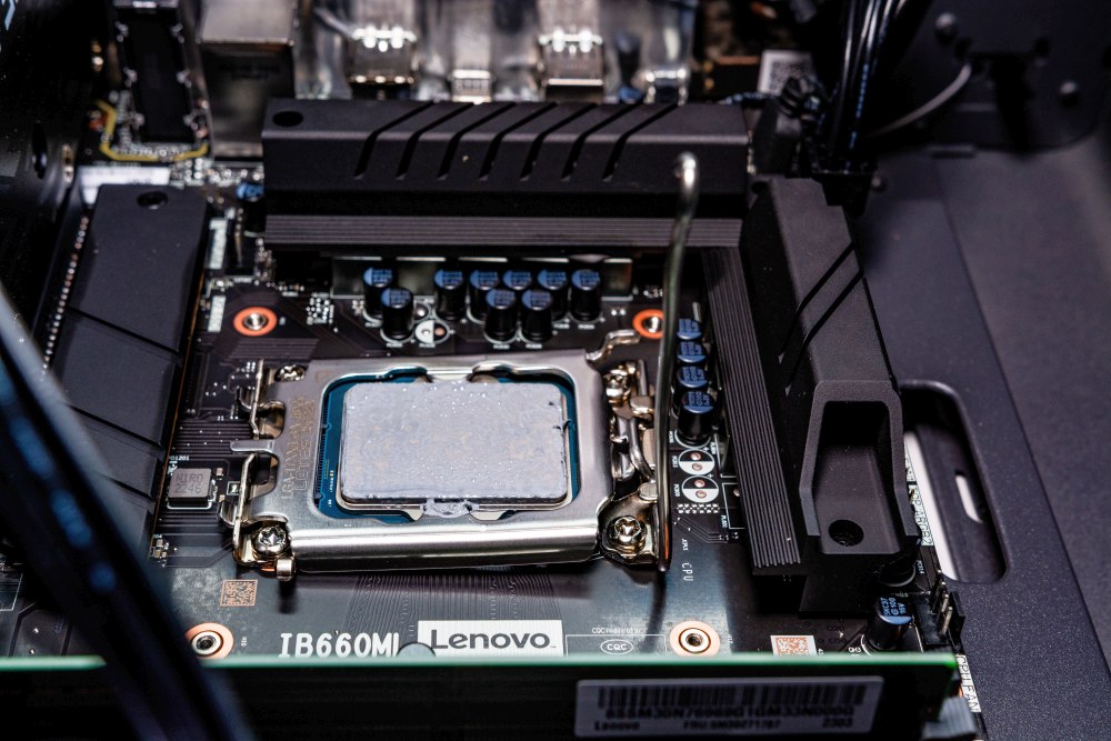 Distanz-Bild CPU-Sockel auf Mainboard