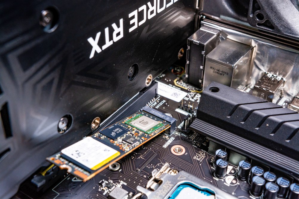 SSD wird in Slot geschoben und festgeschraubt