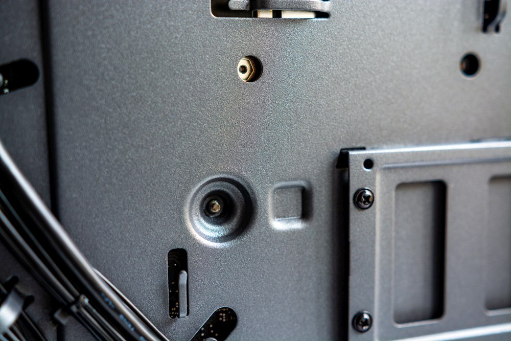 Schrauben von Hand die Distanzhalter fest