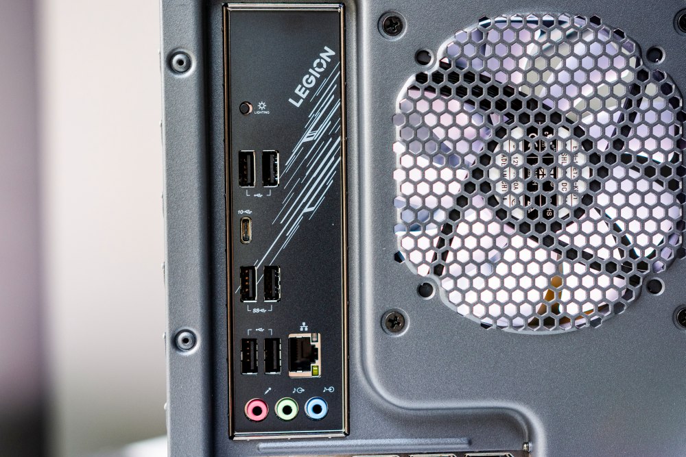 ATX-Blende vorsichtig in den Slot eindrücken