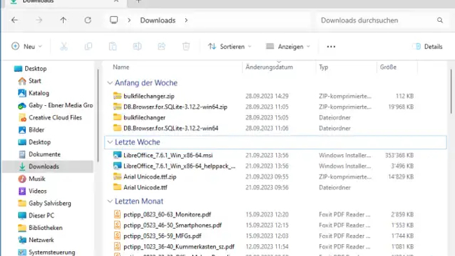 Ein Explorer-Fenster zeigt den Downloads-Ordner nach Zeitspanne gruppiert
