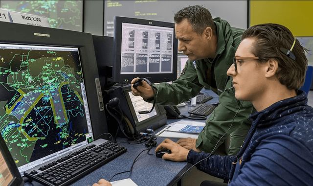 Fluglotse und Chief Air Defense Officer vor dem Überwachungssystem