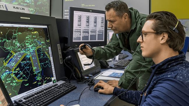 Fluglotse und Chief Air Defense Officer vor dem Überwachungssystem