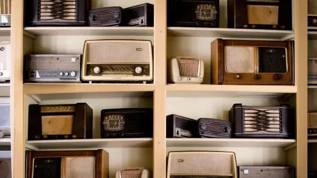 Alte UKW Radio in einem Regal