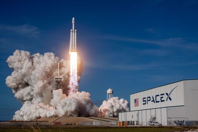 Eine Rakte und der SpaceX Firemsitz