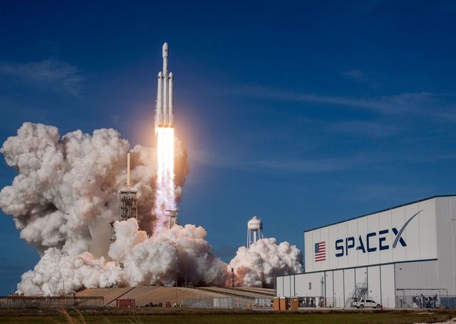 Eine Rakte und der SpaceX Firemsitz