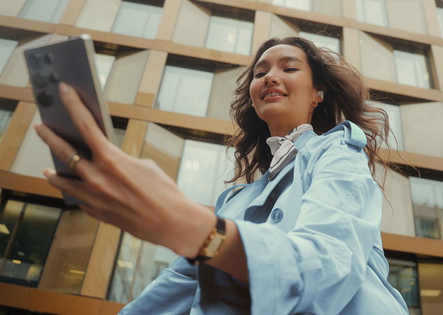 Themenbild zum Swisscom Callfilter mit junger Frau und Smartphone
